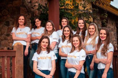 Na foto Brenda Dorigatti Pigatto, Bruna Eliayne Müller Hahn, Francine Maciel da Silva, Gisele Daiane Mazzochi, Isadora Sartori Rech, Juliana Thomé, Luana Zanardi Lipreri, Morgana Casagrande,Paola Molon Duarte e Vanessa Turella, candidatas a embaixadoras da 11ª Festa do Agricultor.