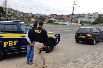 Homem com mandado de prisão por tráfico de drogas é preso pela PRF em Caxias.