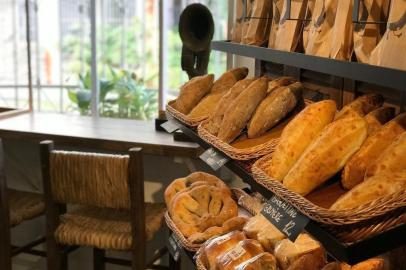 Pao, artesanal, oui oui boulangerie, cafe, queijo, metodo frances, azeitonas, padaria, baguete, mesa, balcoes.