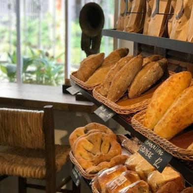 Pao, artesanal, oui oui boulangerie, cafe, queijo, metodo frances, azeitonas, padaria, baguete, mesa, balcoes.