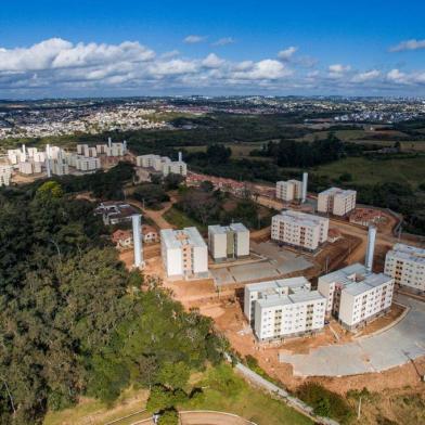 PORTO ALEGRE, RS, BRASIL, 21/08/2019: Condomínio Irmãos Maristas, na Zona Norte de Porto Alegre, vai receber a maior parte das famílias da Vila Nazaré. A ideia da prefeitura é que as unidades ainda atendam outras famílias da fila de espera do Demhab. Alguns moradores da Nazaré se recusam a morar na região, devido a localização e a insegurança. (Foto: Omar Freitas / Agência RBS)