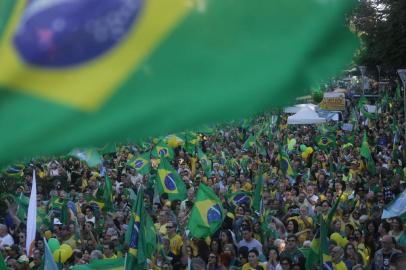  PORTO ALEGRE, RS, BRASIL - 2019.05.26 - Manifestantes ocupam a Avenida Goethe em apoio ao governo Jair Bolsonaro. Participantes defendem causas como a reforma da Previdência e o pacote anticrime apresentado pelo ministro Sergio Moro (Foto: ANDRÉ ÁVILA/ Agência RBS)