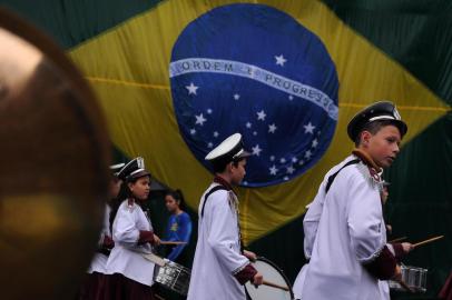  CAXIAS DO SUL, RS, BRASIL, 07/09/2019 - Desfile de 7 de setembro em Caxias do Sul iniciou com chuva. No final teve confusão. (Marcelo Casagrande/Agência RBS)