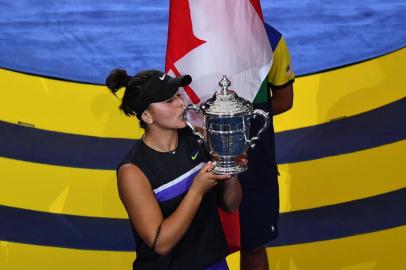 Tennis: Grand Slam Tournaments - US Open: Day 13Bianca Andreescu of Canada poses with her trophy after she won against Serena Williams of the US the Womens Singles Finals match at the 2019 US Open at the USTA Billie Jean King National Tennis Center in New York on September 7, 2019. (Photo by Johannes EISELE / AFP)Editoria: SPOLocal: New YorkIndexador: JOHANNES EISELESecao: tennisFonte: AFPFotógrafo: STF