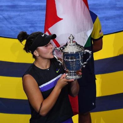 Tennis: Grand Slam Tournaments - US Open: Day 13Bianca Andreescu of Canada poses with her trophy after she won against Serena Williams of the US the Womens Singles Finals match at the 2019 US Open at the USTA Billie Jean King National Tennis Center in New York on September 7, 2019. (Photo by Johannes EISELE / AFP)Editoria: SPOLocal: New YorkIndexador: JOHANNES EISELESecao: tennisFonte: AFPFotógrafo: STF