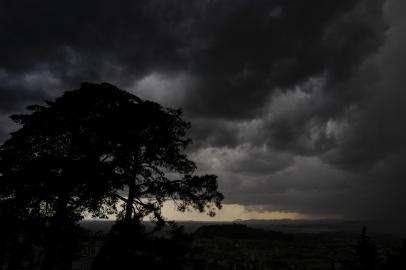 Nuvens negras sobre a Baía dos Anjos, na cidade de Nice, na França, no dia 6 de setembro. Verão europeu. Calor. Tempestade