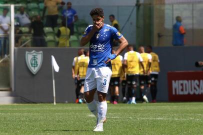 BELO HORIZONTE, MG - 08.09.2019: CRUZEIRO X GRÊMIO - Léo do Cruzeiro lamental gol de Everton do Grêmio durante Cruzeiro x Grêmio, partida válida pelo Campeonato Brasileiro 2019, no Estádio do Mineirão, em Belo Horizonte, MG. (Foto: Doug Patrício/Fotoarena/Lancepress!)