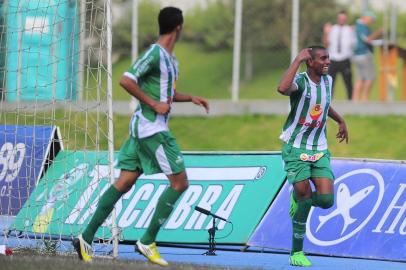  BLUMENAU, SC, BRASIL, 15/09/2013. Juventude x Metropolitano, jogo de ida das quartas de final da série D do Campeonato Brasileiro e realizado no estádio do Sesi, em Blumenau. Comemoração do gol do Juventude marcado pelo atacante Zulu. (Porthus Junior/Pioneiro)