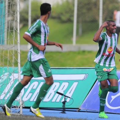  BLUMENAU, SC, BRASIL, 15/09/2013. Juventude x Metropolitano, jogo de ida das quartas de final da série D do Campeonato Brasileiro e realizado no estádio do Sesi, em Blumenau. Comemoração do gol do Juventude marcado pelo atacante Zulu. (Porthus Junior/Pioneiro)