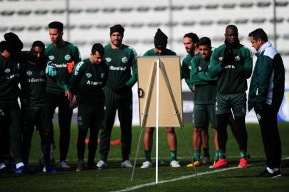  CAXIAS DO SUL, RS, BRASIL, 05/09/2019. Treino do Juventude no estádio Alfredo Jaconi. O Ju está nas quartas de final da série c do Campeonato Brasileiro. Na foto, técnico Marquinhos Santos (D), conversa com jogadores. (Porthus Junior/Agência RBS)