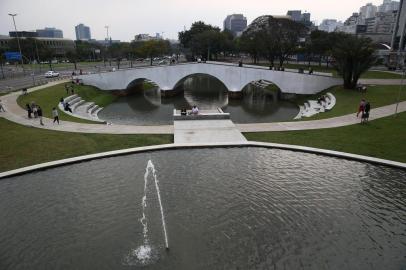  PORTO ALEGRE, RS, BRASIL - Depois que foi entregue, o Largo dos Açorianos foi abraçado pelos porto-alegrenses. Fomos até lá mostrar como o espaço está sendo ocupado pela população.