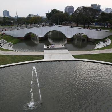  PORTO ALEGRE, RS, BRASIL - Depois que foi entregue, o Largo dos Açorianos foi abraçado pelos porto-alegrenses. Fomos até lá mostrar como o espaço está sendo ocupado pela população.