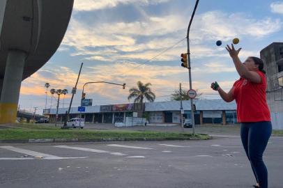 Para enfrentar o desemprego, casal faz malabares em cruzamento sob a Ponte do Guaíba