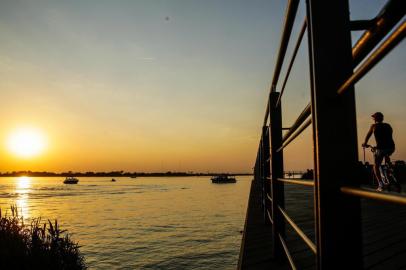  PORTO ALEGRE, RS, BRASIL - 29/08/2019Fim de tarde na Orla do Guaíba