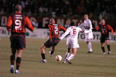 *** SP X Atlético 1 - Fernando Gomes  ***Primeiro jogo da final da Libertadores 2005, São Paulo X Atlético PR, no estádio Beira Rio (o estádio do Atlético foi considerado pequeno demais para a competição). Jancarlos (2) e Júnior (6) dividem a bola observados por Aloísio (9) e Cocito (4, ao fundo).