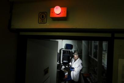 PORTO ALEGRE, RS, BRASIL, 09-09-2019: O professor Paulo Ivo Homem de Bittencourt em sala com equipamento fotodumentador estragado no Departamento de Fisiologia da Ufrgs, no Campus Centro. O setor sofre com diversos aparelhos sem manutenção e estragados que podem colocar pesquisas em risco. Cortes de recursos da Capes, Cnpq e Finep por parte do Ministério da Educação prejudicam pesquisas em diversas áreas da universidade. (Foto: Mateus Bruxel / Agência RBS)