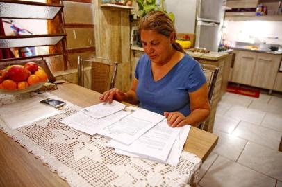  PORTO ALEGRE, RS, BRASIL 28/08/2019 - Vítima lesada por construtora - Cenira Fagundes Aires, pagou R$ 6,4 mil por uma casa pré-fabricada, mas não recebeu. (FOTO: ROBINSON ESTRÁSULAS/AGÊNCIA RBS)