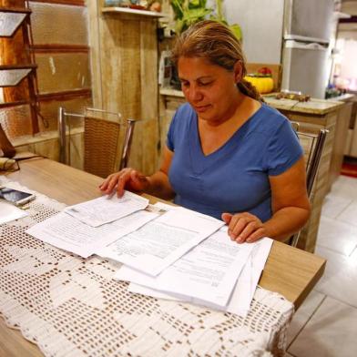  PORTO ALEGRE, RS, BRASIL 28/08/2019 - Vítima lesada por construtora - Cenira Fagundes Aires, pagou R$ 6,4 mil por uma casa pré-fabricada, mas não recebeu. (FOTO: ROBINSON ESTRÁSULAS/AGÊNCIA RBS)