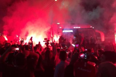  Delegação do Inter é recepcionada com festa da torcida na chegada a Curitiba, onde disputa o primeiro jogo da final da Copa do Brasil 2019, contra o Athletico-PR