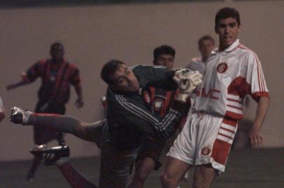 Atlético-PR 1x2 Inter - Campeonato Brasileiro - Estádio Arena da Baixada - Curitiba.O goleiro Preto e o zagueiro Lúcio, do Inter, acompanham a bola.#PÁGINA: 65 Fonte: Gazeta do Povo Fotógrafo: Antônio Costa