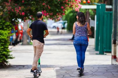  PORTO ALEGRE, RS - BRASIL - 16/02/2019 - Patinetes eletéticas entram em operação neste sábado, nas regiões dos bairros Moinhos de Vento, Independência, Bom Fim e Rio Branco.  (OMAR FREITAS \ AGÊNCIA RBS)Josué Verdejo, 27, fotógrafoLuciana Marcon, 33, advogada