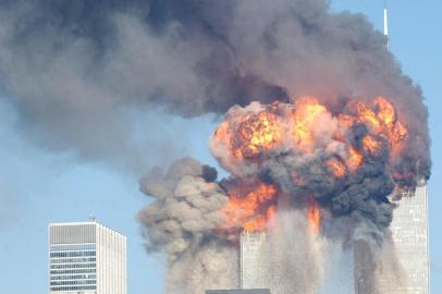 World Trade Center Attacked394261 12: A fiery blasts rocks the World Trade Center after being hit by two planes September 11, 2001 in New York City.   Spencer Platt/Getty Images/AFPEditoria: WARLocal: New YorkIndexador: SPENCER PLATTFonte: GETTY IMAGES NORTH AMERICAFotógrafo: STF