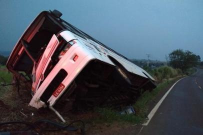 Acidente com ônibus de funcionários da JBS deixa 39 feridos na RS-163