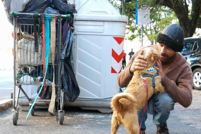 Amizade entre moradores de rua e seus cães é tema de documentário em Porto Alegre; na foto, Christian com Tobi