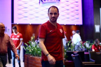 Rodrigo Caetano no saguão do hotel do Inter