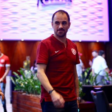 Rodrigo Caetano no saguão do hotel do Inter