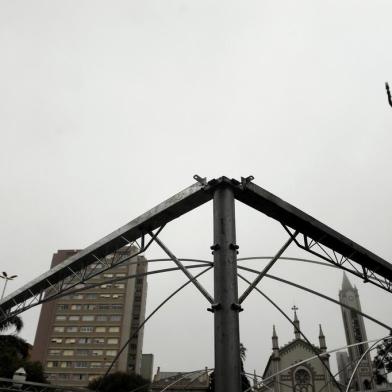  CAXIAS DO SUL, RS, BRASIL, 11/09/2019Montagem da feira do livro na praça Dante. (Lucas Amorelli/Agência RBS)