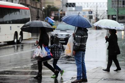  CAXIAS DO SUL, RS, BRASIL, 31/08/2019. Ambiental de clima no centro de Caxias. Chuva predominou durante toda a manhã. (Porthus Junior/Agência RBS)