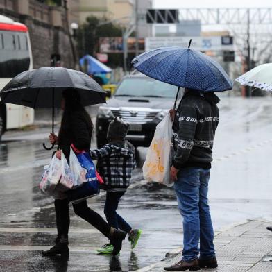  CAXIAS DO SUL, RS, BRASIL, 31/08/2019. Ambiental de clima no centro de Caxias. Chuva predominou durante toda a manhã. (Porthus Junior/Agência RBS)