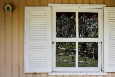 TRAMANDAÍ, RS, BRASIL, 05-01-2016: Janela de uma casa no distrito de Estância Velha, zona rural de Tramandaí, no litoral norte do RS. Apesar da proximidade com o mar, muitos moradores da localizade não vão à praia. (Foto: Mateus Bruxel / Agência RBS)