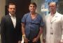 Bolsonaro posa para foto ao lado de médicos que o atenderam: "Mitos" 