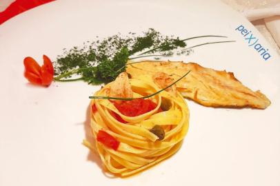 Na semana do peixe, jantar servido no Criativos Compulsivos, food-coworking em Porto Alegre, teve como prato principal Linguine com tilápia defumada, alcaparras, tomate e conhaque.