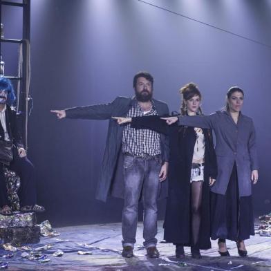 Cena da peça teatral As Quatro Direções do Céu