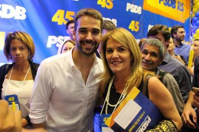 Vereadora Paula Ioris, presidente do PSDB de Caxias do Sul, com Eduardo Leite na convenção estadual do PSDB. Ele foi eleito presidente do partido e é pré-candidato a governador.