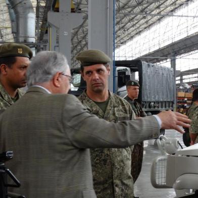 Na foto, diretor presidente da Agrale, Hugo Zattera, explica o funcionamento do Marruá a militares uruguaios