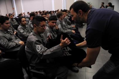  CAXIAS DO SUL, RS, BRASIL, 12/09/2019 - Equipe de delegados e investigadores da Polícia Civil conversam com adolescentes. NA FOTO: equipe com jovens aprendizes da empresa Randon. (Marcelo Casagrande/Agência RBS)