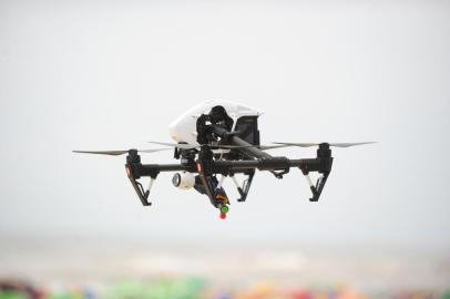  CAPÃO DA CANOAS, RS, BRASIL, 28-12-2017. Bombeiros salva-vidas usam drones na praia. (LAURO ALVES/AGÊNCIA RBS)