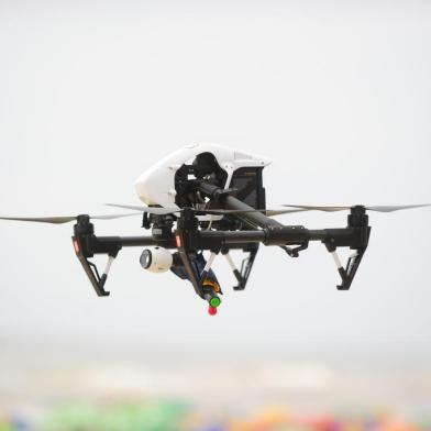  CAPÃO DA CANOAS, RS, BRASIL, 28-12-2017. Bombeiros salva-vidas usam drones na praia. (LAURO ALVES/AGÊNCIA RBS)