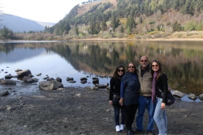 Conhecendo o Upper Lake do parque de Glendalough. Além da vista linda e do silêncio das montanhas, o parque abriga as ruínas de um conjunto de monastérios. Uma das cenas do filme Casa Comigo? foi gravada lá, mas não vimos ninguém sendo pedido em casamento. Ana Paula, Thaísa, Beatriz e Ademir Neri