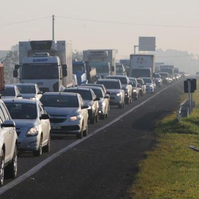  ELDORADO DO SUL, RS, BRASIL - 01-08-2017 - Acidente com carretas, ônibus e automóveis causa uma morte na BR-290, em Eldorado do SulApós um engavetamento envolvendo duas carretas, um ônibus, ao menos três automóveis e motos, o trânsito foi liberado por volta de 7h30min desta terça-feira (1º) no sentido Interior-Capital da BR-290, em Eldorado do Sul. (FOTO: TADEU VILANI/AGÊNCIA RBS)