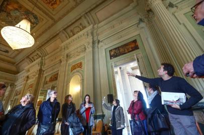  PORTO ALEGRE, RS, BRASIL, 13/09/2019: Ambiental do roteiro especial do Linha Turismo sobre a Legalidade. Na foto: Zeca Brito dá explicações históricas no Palácio PiratiniIndexador: ISADORA NEUMANN