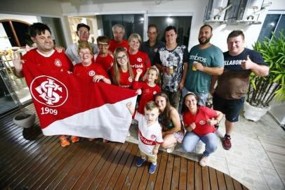 Família do técnico do Inter, Odair Hellmann em Salete, SC, durante jogo de ida pela final da Copa do Brasil em 2019