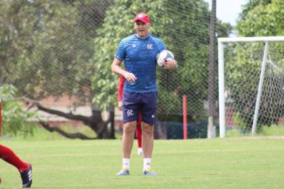  RECIFE, PE, BRASIL, 23/08/2019. Treino do Náutico em Recife. O Náutico é o adversário do Juventude no próximo domingo 15/09 na primeira partida das semifinais da série C do Campeonato Brasileiro. Na foto, o técnico Gilmar Dal Pozzo.  (Léo Lemos/CNC/Divulgação)