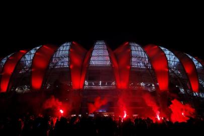  PORTO ALEGRE, RS, BRASIL, 04-09-2019: Torcedores do Internacional recebem o time com ruas de fogo no Beira-Rio para a partida contra o Cruzeiro pela Copa do Brasil. (Fotos: Mateus Bruxel / Agência RBS)