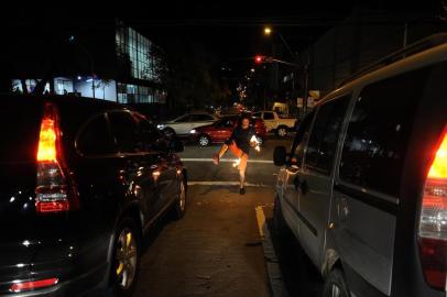  CAXIAS DO SUL, RS, BRASIL, 02/08/2019 - Thiarlee Luccas, 21 anos, faz malabares com fogo há dois anos em semáforos de Caxias do Sul. Morador de Farroupilha, começou a trabalhar nas ruas há seis anos, vendendo artesanato, e hoje trabalha cerca de 4h30 por dia, ganhando uma média de R$ 25 por hora. Costuma performar na esquina da Marquês do Herval com a Vinte de Setembro, e também na esquina da Os Dezoito do Forte com a Alfredo Chaves, ambas no centro da cidade. (Marcelo Casagrande/Agência RBS)