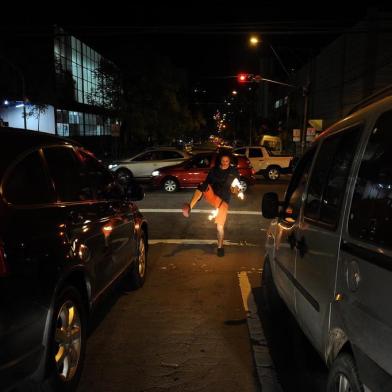  CAXIAS DO SUL, RS, BRASIL, 02/08/2019 - Thiarlee Luccas, 21 anos, faz malabares com fogo há dois anos em semáforos de Caxias do Sul. Morador de Farroupilha, começou a trabalhar nas ruas há seis anos, vendendo artesanato, e hoje trabalha cerca de 4h30 por dia, ganhando uma média de R$ 25 por hora. Costuma performar na esquina da Marquês do Herval com a Vinte de Setembro, e também na esquina da Os Dezoito do Forte com a Alfredo Chaves, ambas no centro da cidade. (Marcelo Casagrande/Agência RBS)